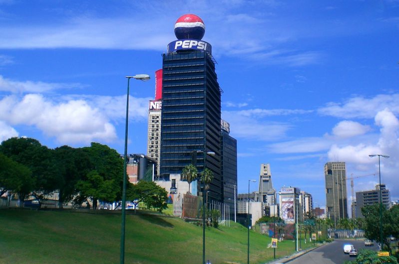 Plaza_Venezuela,_Caracas.jpg